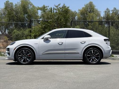 2025 Porsche Macan Turbo