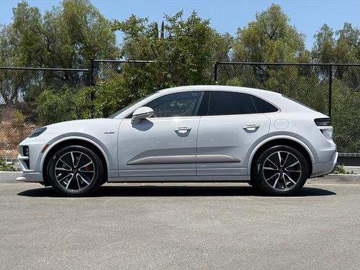 2025 Porsche Macan Turbo
