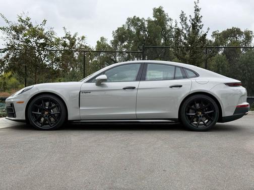 2026 Porsche Panamera 4