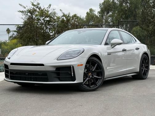 2026 Porsche Panamera 4