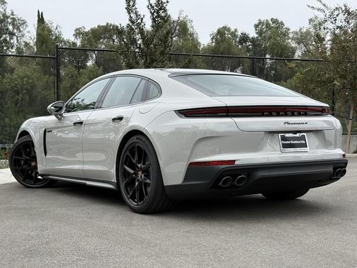 2026 Porsche Panamera 4