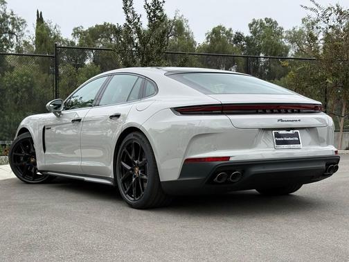 2026 Porsche Panamera 4