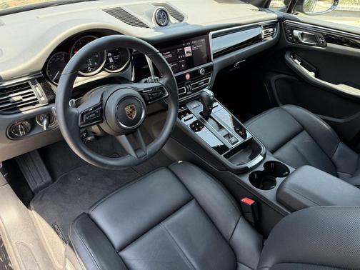 2025 Porsche Macan Loaner