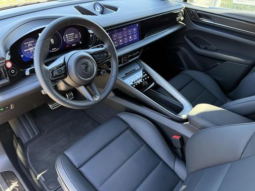 2025 Porsche Macan Turbo