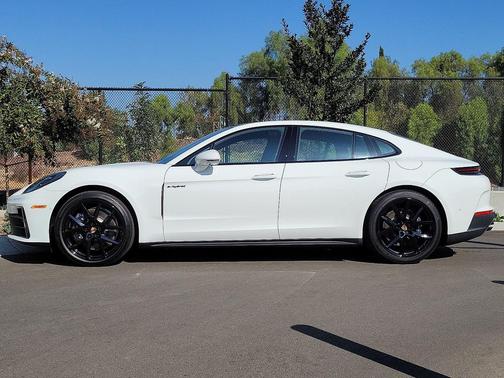 2025 Porsche Panamera 4