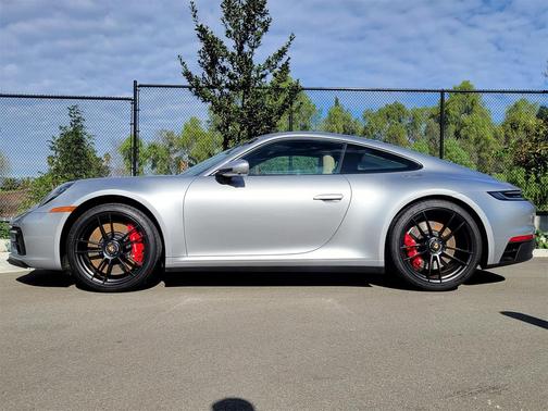 2024 Porsche 911 Carrera 4 GTS