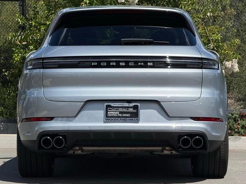 Dolomite Silver Metallic 2025 Porsche Cayenne Cayenne