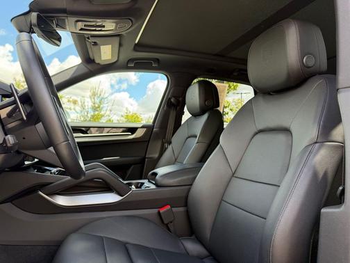 Dolomite Silver Metallic 2025 Porsche Cayenne Cayenne