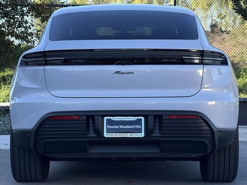 2025 Porsche Macan Loaner