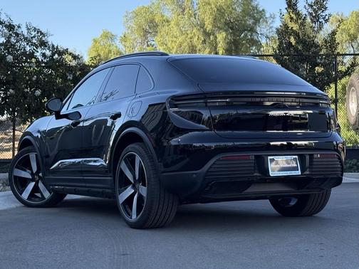 2025 Porsche Macan 4S