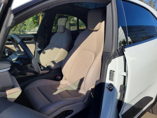 2025 Porsche Macan 4