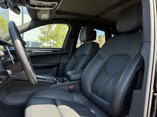 2025 Porsche Macan Loaner