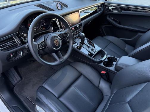 2025 Porsche Macan Loaner