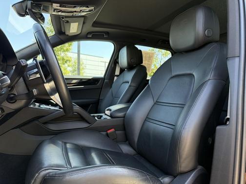 2023 Porsche Cayenne Platinum Edition