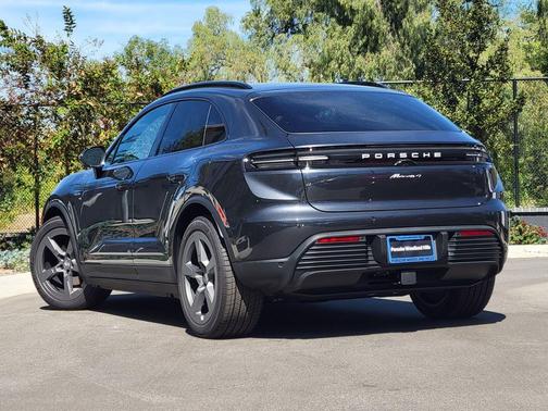 2026 Porsche Macan 4