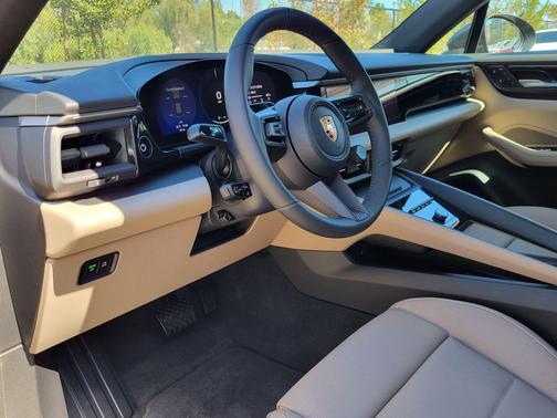 2026 Porsche Macan 4