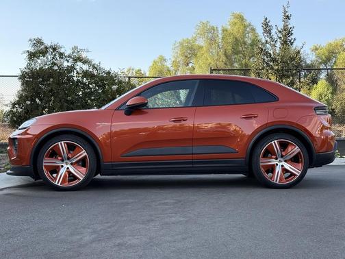 2025 Porsche Macan Loaner
