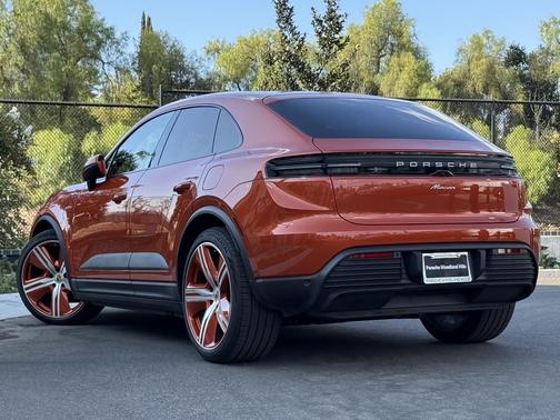 2025 Porsche Macan Loaner