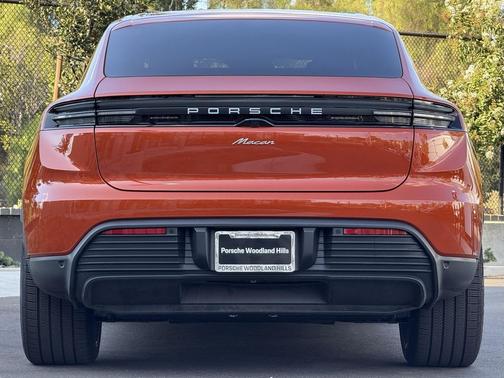 2025 Porsche Macan Loaner