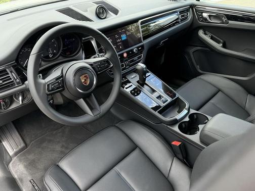 2025 Porsche Macan Loaner