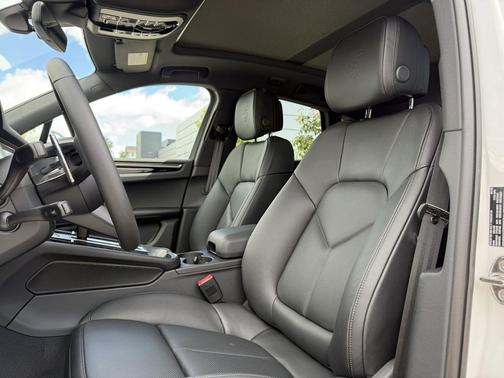 2025 Porsche Macan Loaner