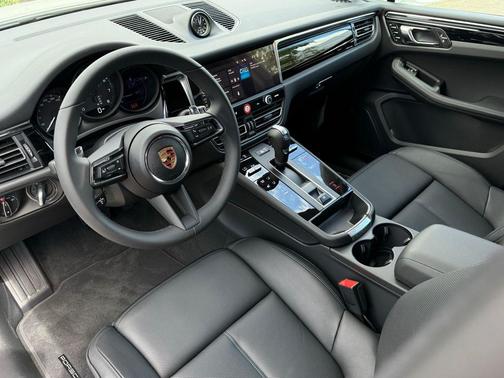 2025 Porsche Macan Loaner