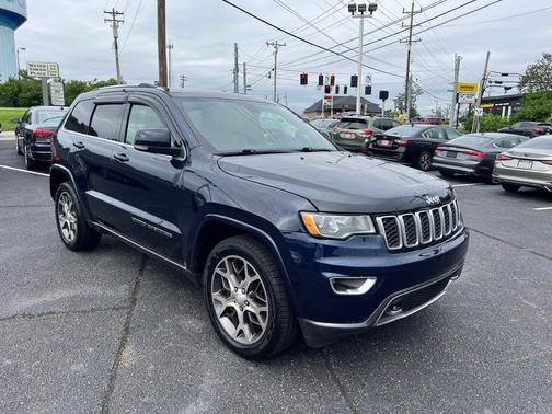 True Blue Pearlcoat 2018 Jeep Grand Cherokee Sterling Edition