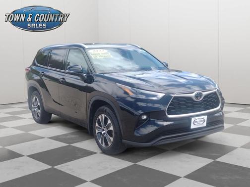 Midnight Black Metallic 2022 Toyota Highlander XLE