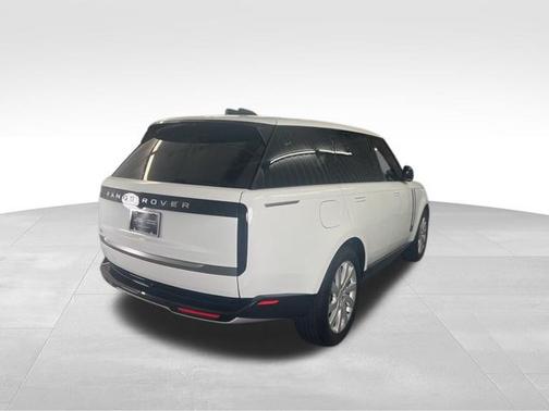 Fuji White 2025 Land Rover Range Rover SE
