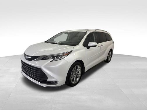 Pearl 2022 Toyota Sienna Platinum