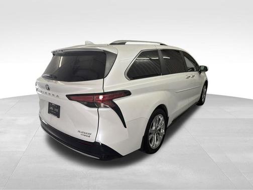 Pearl 2022 Toyota Sienna Platinum
