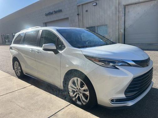 Pearl 2022 Toyota Sienna Platinum