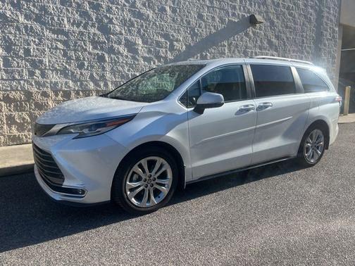 Pearl 2022 Toyota Sienna Platinum