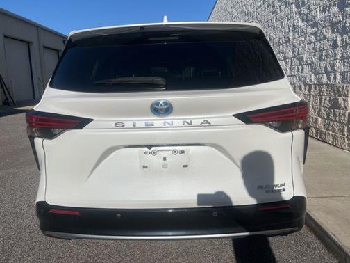 Pearl 2022 Toyota Sienna Platinum