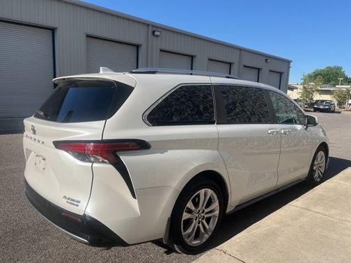 Pearl 2022 Toyota Sienna Platinum