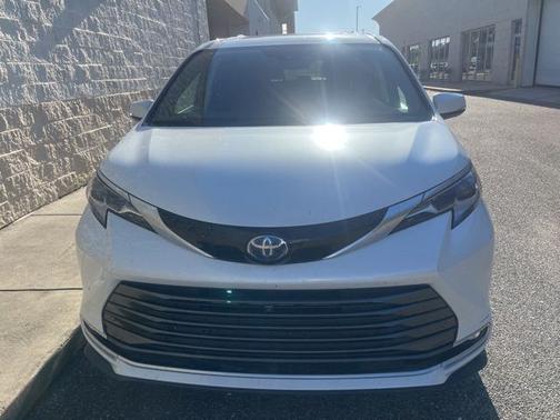 Pearl 2022 Toyota Sienna Platinum