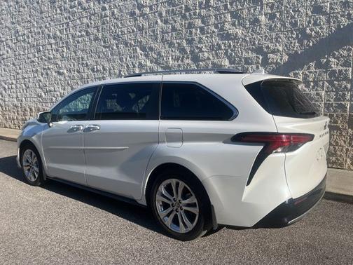 Pearl 2022 Toyota Sienna Platinum