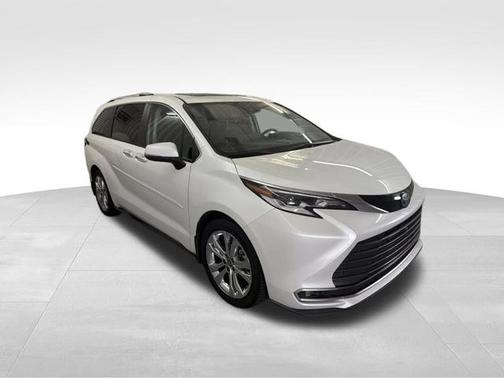 Pearl 2022 Toyota Sienna Platinum