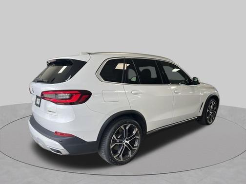 Mineral White Metallic 2022 BMW X5 sDrive40i