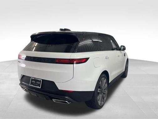 Fuji White 2026 Land Rover Range Rover Sport SE