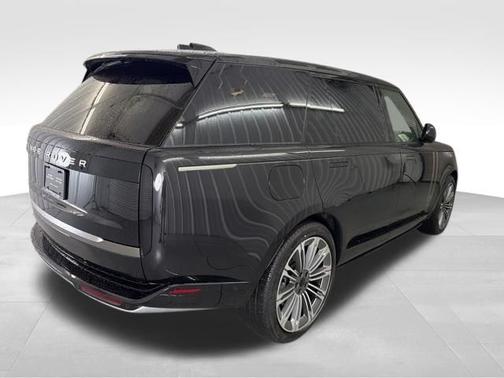 Santorini Black Metallic 2026 Land Rover Range Rover SE
