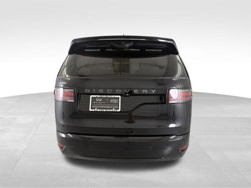 Santorini Black Metallic 2024 Land Rover Discovery Dynamic SE