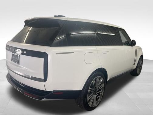 Ostuni Pearl White Premium Metallic 2026 Land Rover Range Rover SE