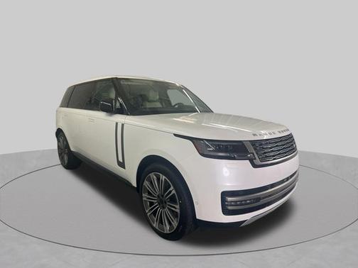 Ostuni Pearl White Premium Metallic 2026 Land Rover Range Rover SE