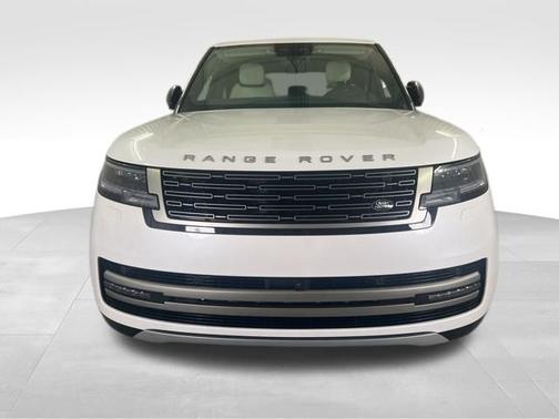Ostuni Pearl White Premium Metallic 2026 Land Rover Range Rover SE