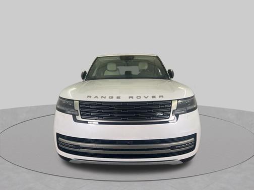 Ostuni Pearl White Premium Metallic 2026 Land Rover Range Rover SE