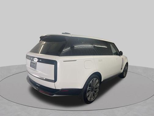 Ostuni Pearl White Premium Metallic 2026 Land Rover Range Rover SE