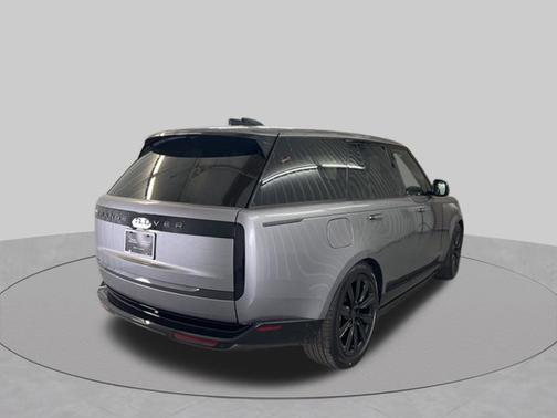 Eiger Grey Metallic 2026 Land Rover Range Rover SE