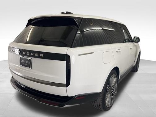 Fuji White 2026 Land Rover Range Rover SE