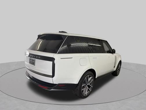 Fuji White 2026 Land Rover Range Rover SE